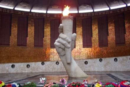 На фото – «Вечный огонь» в Волгограде (Зал воинской славы)